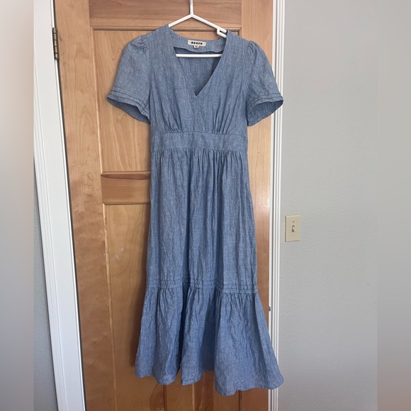 Boden Dresses & Skirts - Boden Light Blue Chambray V-Neck Tiered Midi Dress, Size 6R
